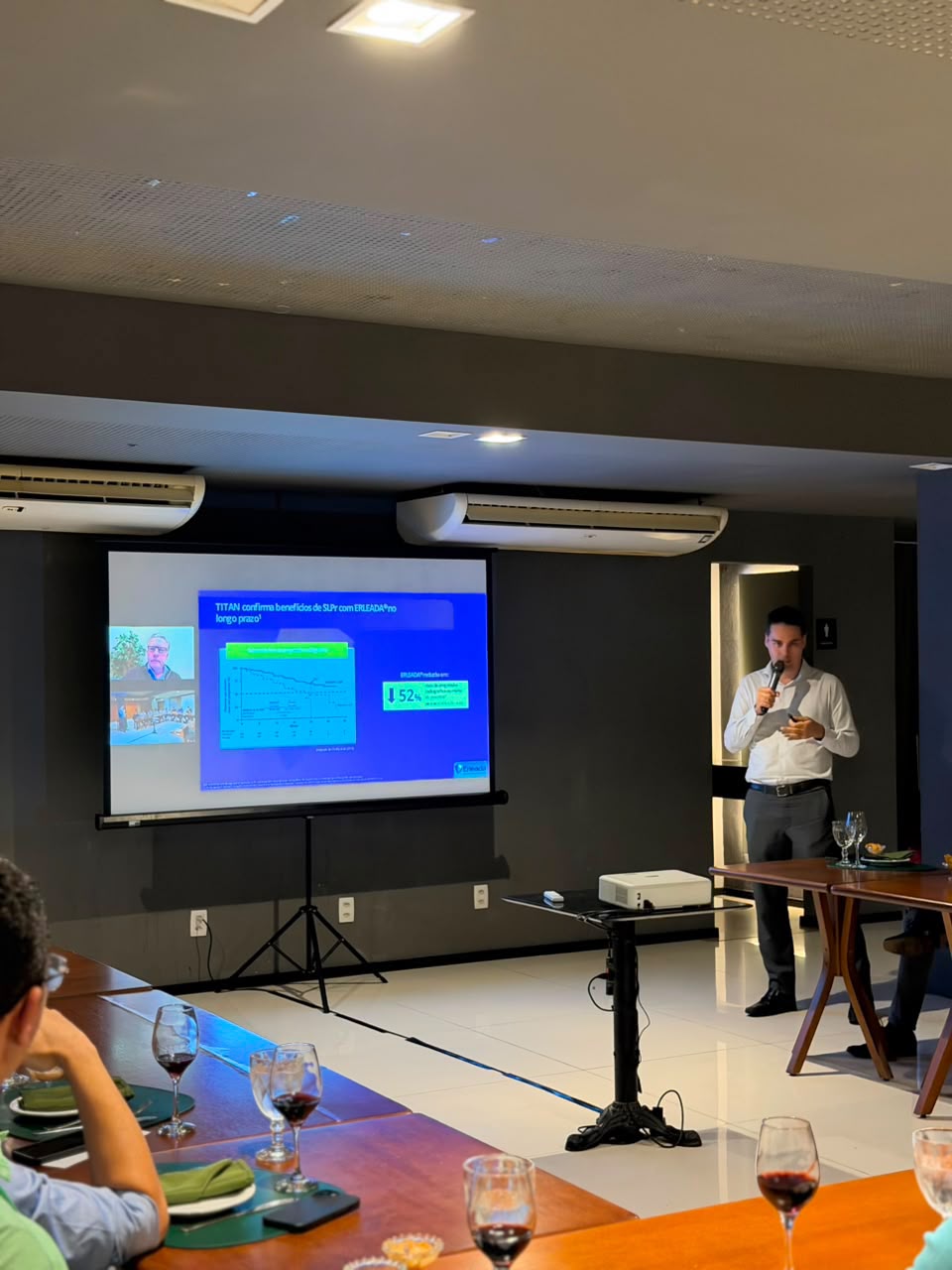 Dr. Rafael Meduna durante palestra sobre câncer de próstata