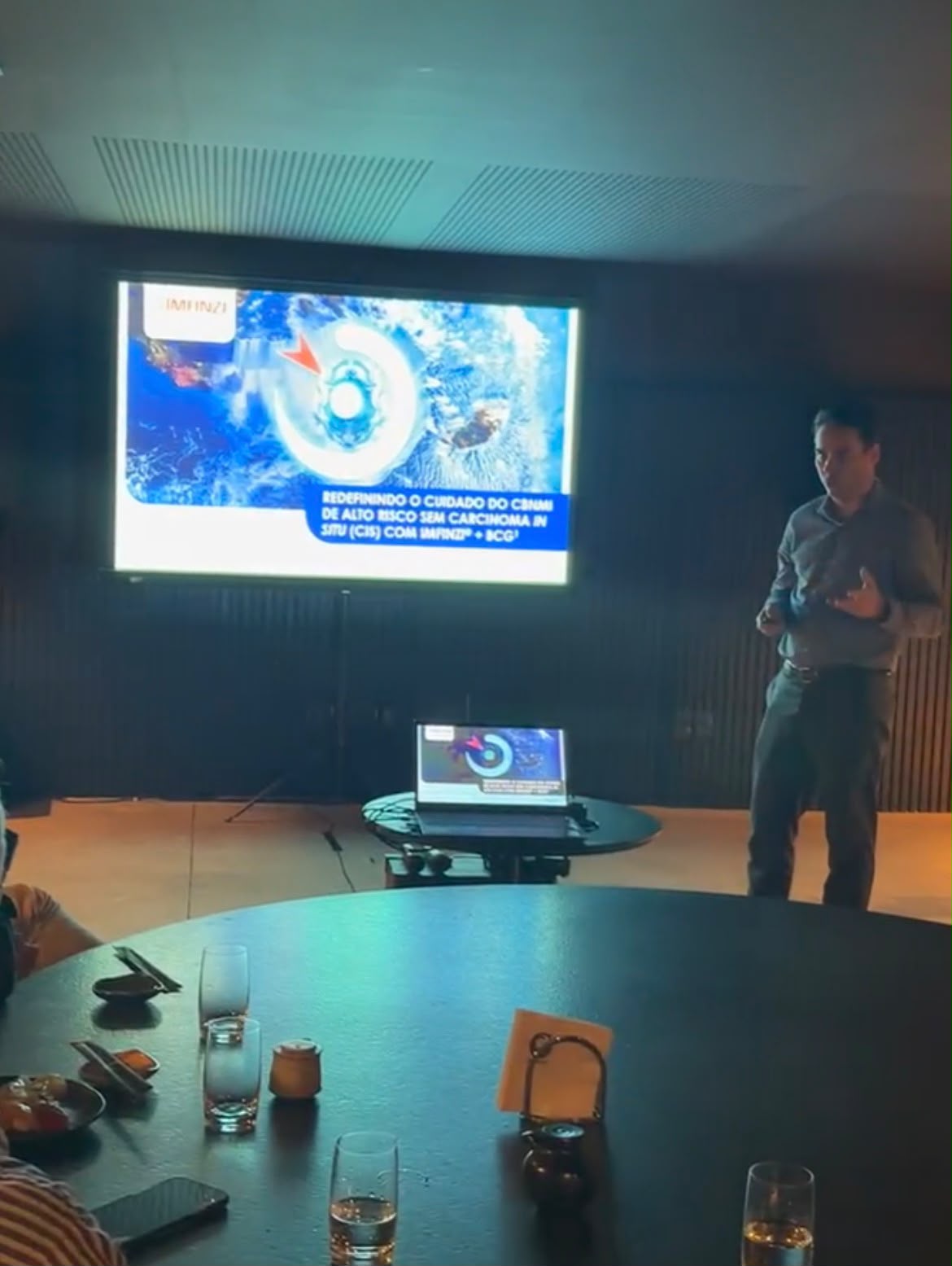 Dr. Rafael Meduna durante palestra sobre avanços no tratamento do câncer de bexiga