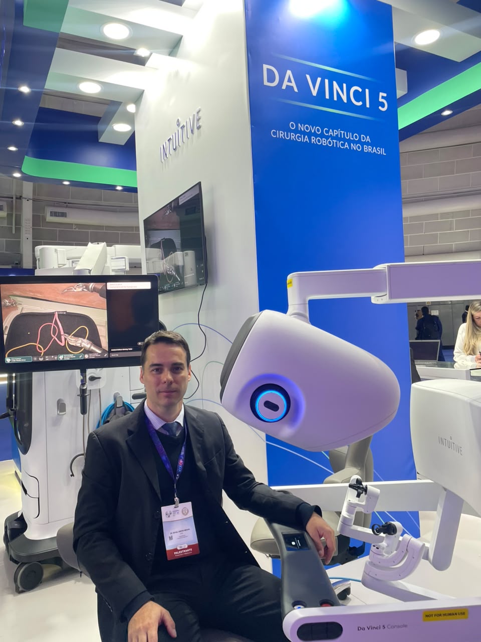 Dr. Rafael Meduna testando o da Vinci 5 no XIX Congresso Paulista de Urologia